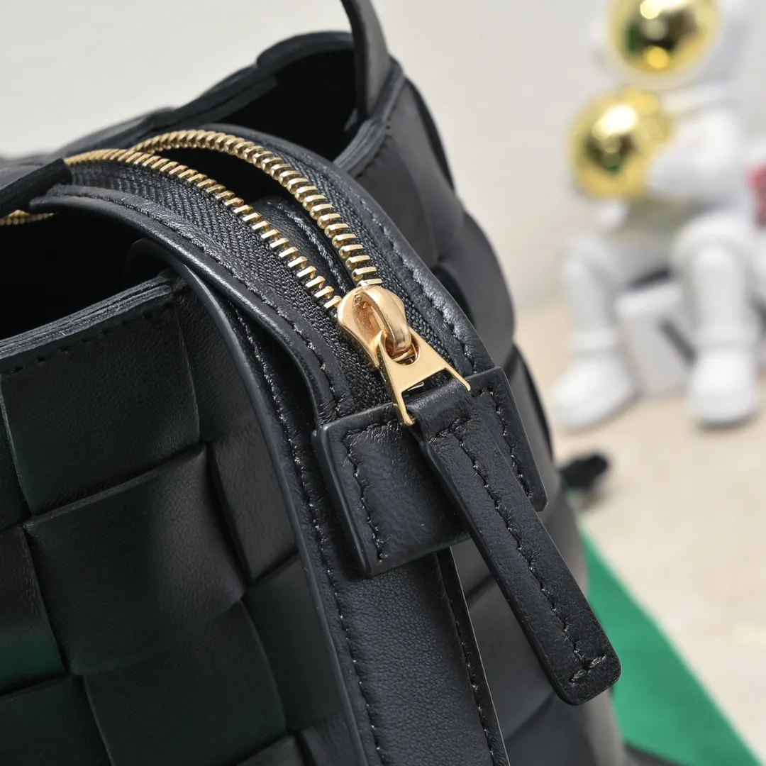 What can you put in Bottega Veneta’s new bowling bag? Have you got the new bowling bag? Super large capacity ~ The key is low-key, simple and casual style ~ the fashion sense is not reduced at all. It combines BV's classic woven elements and can also be used for computers. The length of the shoulder straps can be adjusted. It is suitable for tall girls to carry. Boys also have a sunny back☀️ Style number: 7466# Size: 28*21*16